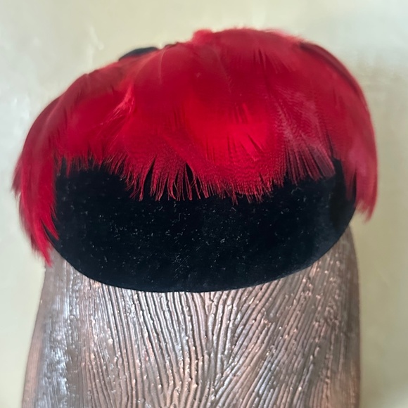 ELEGANT 1950s\' BLACK VELOUR FELT COCKTAIL HAT WITH RED FEATHER TRIM main image 13